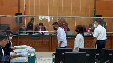 Photo of Terungkapnya Rantai Bisnis Narkoba Teddy Minahasa di Persidangan: Anak Buah Cari Pembeli hingga Gaet Alex Bonpis