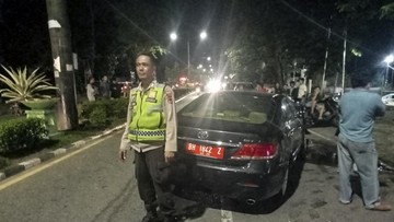 Photo of Mobil DPRD Jambi Disopiri Anak SMA Tabrakan, Penumpang Tak Berbusana