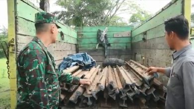 Photo of TNI dan Petugas KAI Tangkap Truk Angkut 50 Rel Kereta Api Curian di Asahan