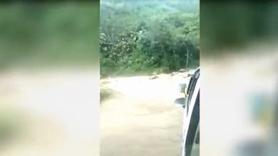 Photo of Air Bah Terjang Ruas Jalan Provinsi di Madina, Videonya Viral di Medsos