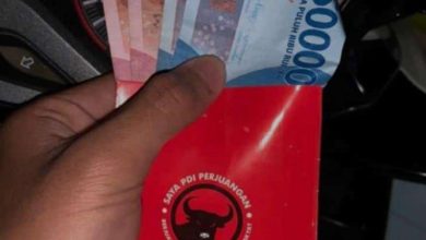 Photo of Bagi-Bagi Amplop Berlogo Partai di Dalam Masjid, Politikus PDIP Beri Penjelasan Begini…