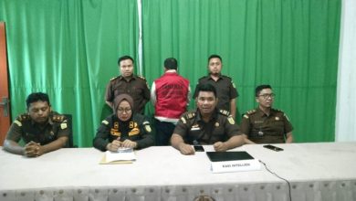 Photo of Diduga Korupsi DD Rp 594 Juta, Kejari Palas Tahan Kades Gunung Manaon