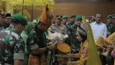 Photo of Acara Tradisi Penyambutan Pangdam Iskandar Muda Mayjen TNI Novi Helmy Prasetya S.I.P, M.I.P berserta Ny. Iin Novi Helmy Prasetya, S.H.