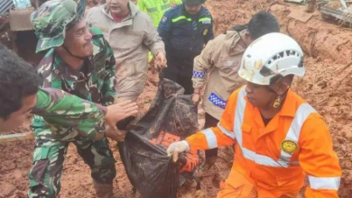 Photo of Longsor di Natuna, Jenazah Korban Dikubur Secara Massal