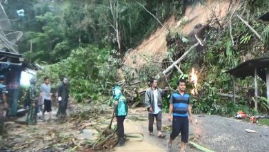 Photo of Akses Jalan Terputus, Jalinsum Tarutung-Sibolga Diterjang Longsor