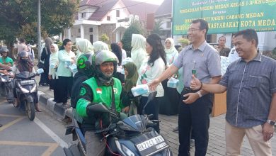 Photo of Ketua PN Turun ke Jalan Bagi Takjil ke Masyarakat Dapat Apresiasi Forwaka, Abang GO-JEK Mendominasi