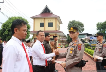 Photo of Kapolres Asahan berikan penghargaan kepada anggotanya yang berprestasi
