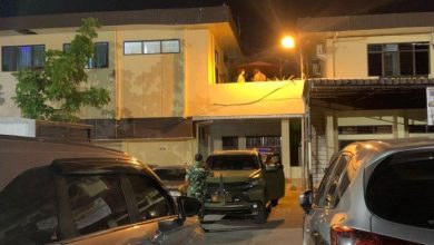 Photo of Pasca Polisi Grebek Barak Judi dan Narkoba di Kutalimbaru, Mobil Dinas TNI Berlogo Bintang 1 Datangi Polrestabes Medan