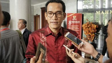 Photo of Refly Beberkan Alasan Jokowi Butuh Perlindungan Ketika Tidak Lagi Berkuasa, Terkait Nasib Keluarga?