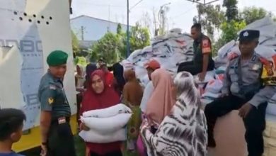 Photo of Warga di Medan Rela Antri Kepanasan Demi Beras 10 Kg dari Bulog