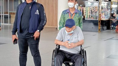 Photo of Dikawal Petugas Interpol Duduk di Kursi Roda, Atek, DPO Penipuan Kasus Tanah Tiba di KNIA