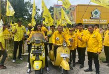 Photo of Hamdani Serahkan Berkas Bacaleg ke KPU Naik Vespa dan Becak
