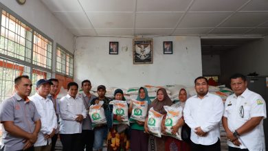 Photo of Pj Bupati Aceh Besar Serahkan Bantuan Pangan Tahap Kedua di Lembah Seulawah