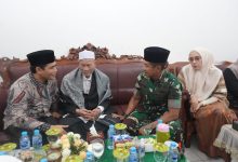 Photo of Dengan penuh Khidmat, Pangdam Iskandar Muda kunjungi Kediaman Ulama kharismatik Abu Kuta Krueng di Pidie Jaya