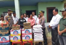 Photo of Bencana Longsor Menerjang Desa Siboro, Polres Taput Beri Bantuan