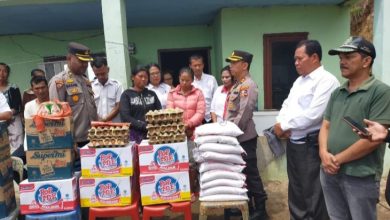 Photo of Bencana Longsor Menerjang Desa Siboro, Polres Taput Beri Bantuan