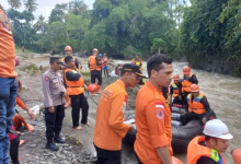 Photo of Bocah Hanyut saat Banjir di Padangsidimpuan, Pencarian Luky Satrio Dihentikan