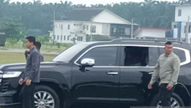 Photo of Disambut Antusias Masyarakat, Presiden Jokowi Tiba Alun-alun Aekkanopan