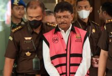 Photo of Jhonny G Plate Resmi Diberhentikan Presiden Sebagai Menkominfo