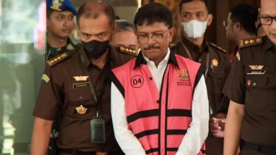 Photo of Jhonny G Plate Resmi Diberhentikan Presiden Sebagai Menkominfo