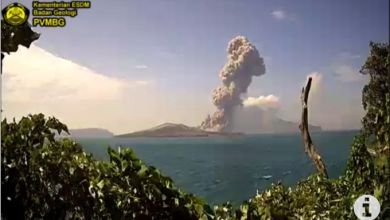 Photo of Gunung Anak Krakatau meletus lontaran abu setinggi 2.500 meter