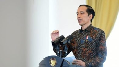 Photo of Jokowi Bantah Tuduhan Intervensi Politik di Kasus Korupsi Johnny Plate