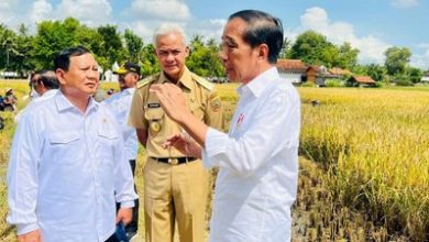 Photo of Ebenezer: Beda Prabowo-Ganjar, Satu Baca Buku, Satu Sibuk Nonton Porno
