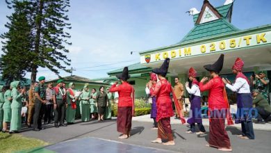 Photo of Danrem 023/KS Kolonel Inf Lukman Hakim Adakan Kunker ke Kodim 0205/TK, Bupati dan Wabup Karo Sematkan Uis Nipes dan Beka Buluh