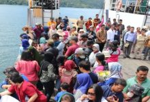 Photo of Kenang 5 Tahun Tragedi Tenggelamnya KM Sinar Bangun, Keluarga Korban Tabur Bunga di Danau Toba