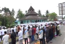 Photo of Jamaah Salat Idul Adha Membludak di Madina, Panitia Terpaksa Tutup Sementara Jalinsum