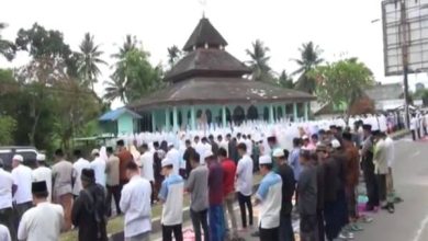 Photo of Jamaah Salat Idul Adha Membludak di Madina, Panitia Terpaksa Tutup Sementara Jalinsum