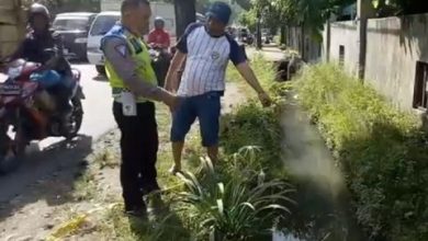 Photo of 2 Mayat Pria Penuh Luka Ditemukan Terapung di Selokan