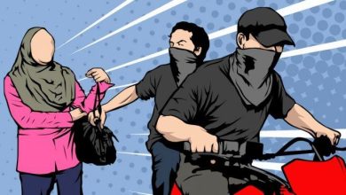 Photo of Motor Ditendang hingga Jatuh Tersungkur, Ibu dan Anak di Medan Jadi Korban Jambret