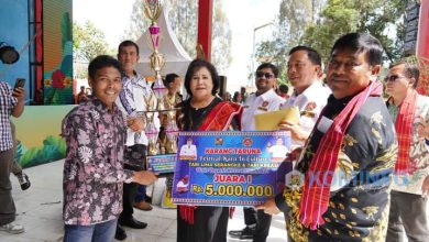 Photo of Bupati Karo dan Panitia Serahkan Hadiah Kepada Pemenang Lomba Tari Lima Serangkai