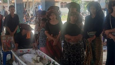 Photo of Tangis Haru Keluarga Saat Pemakaman Pimred Metro Medan TV