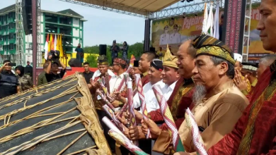 Photo of Buka Acara PSBD Asahan Gubsu Bagikan Tablet Kepada Ketua Etnis