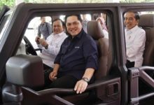 Photo of Prabowo Tertawa Sambil Rangkul Erick Thohir saat Ditanya soal Cawapres