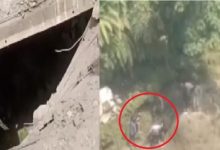 Photo of Ibu dan Anak Jatuh ke Sungai saat Melintasi Jembatan Berlubang di Langkat