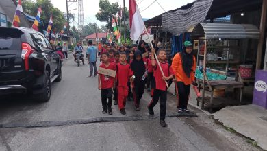 Photo of Murid SD Jalan Santai Sejauh 1 Kilometer Meriahkan HUT RI