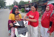 Photo of Puskesmas Pantai Labu Deli Serdang Bagikan 100 Bendera kepada Warga