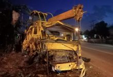 Photo of Diduga Supir Mengantuk Truk Trado Tabrak Pohon Pinggir Jalan dan Lindas Honda Beat