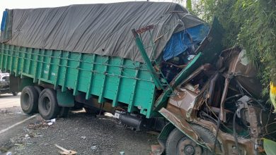 Photo of Truk Tronton Pengangkut Air Galon Nyungsep ke Parit Usai Tabrak Truk di Jalinsum Tamora