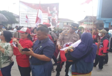 Photo of Kapolres Toba Bagikan 10 juta Bendera Merah Putih Kepada Warga