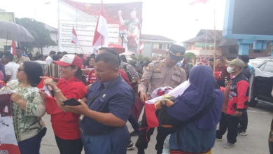 Photo of Kapolres Toba Bagikan 10 juta Bendera Merah Putih Kepada Warga