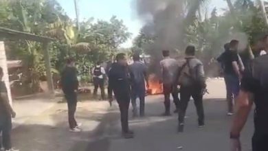 Photo of Aksi Brutal Warga Serang-Sekap Polisi yang Buru Ketua PAC IPK di Langkat