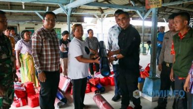 Photo of Wakil Bupati Karo Serahkan Bantuan Sosial Kepada 21 Kepala Keluarga Korban Bencana Puting Beliung