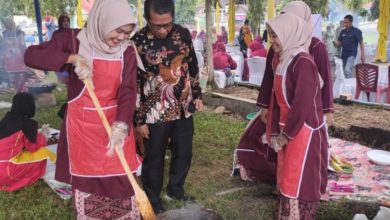 Photo of Disparporabud Pasaman Gelar Lomba Memasak Rendang, Kecamatan Dua Koto Meraih Juara 1