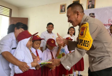 Photo of Dukung Literasi, Polres Simalungun Bagi-bagi Buku Bacaan ke Pelajar