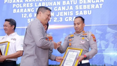 Photo of Kasat Lantas Labuhanbatu Dapat Penghargaan Usai Berhasil Gagalkan Pengiriman Ganja