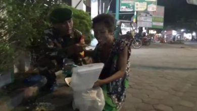 Photo of Anggota TNI Pakaikan Baju dan Beri Makan ODGJ yang Berkeliaran